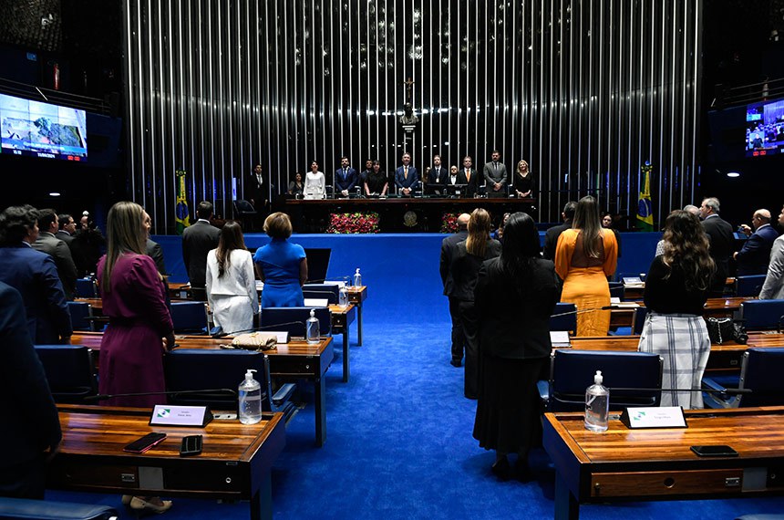Mesa (E/D): 
vice-presidente da Associação Nacional dos Procuradores e das Procuradoras do Trabalho (ANPT), Lydiane Machado;
presidente da Associação Nacional dos Procuradores e das Procuradoras do Trabalho (ANPT), José Antonio Vieira de Freitas Filho; 
ministra do Tribunal Superior do Trabalho (TST), Maria Helena Mallmann; 
presidente e requerente desta sessão, senador Lucas Barreto (PSD-AP); 
secretário desta sessão; 
procurador-geral do Trabalho, José de Lima Ramos Pereira; 
corregedor Nacional do Ministério Público, Angelo Fabiano Farias da Costa; 
procuradora Regional do Trabalho e segunda mulher a presidir a Associação Nacional dos Procuradores e das Procuradoras do Trabalho (ANPT) em 45 anos, Regina Fátima Bello Butrus. 