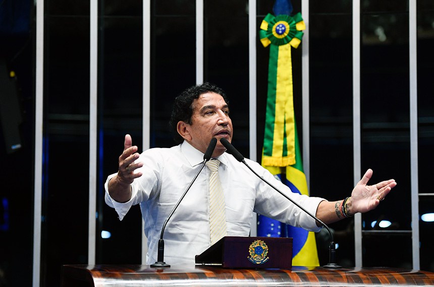 À tribuna, em discurso, senador Magno Malta (PL-ES). 