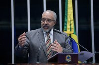 Paim diz ser contra foro privilegiado e pede mais debate sobre o tema