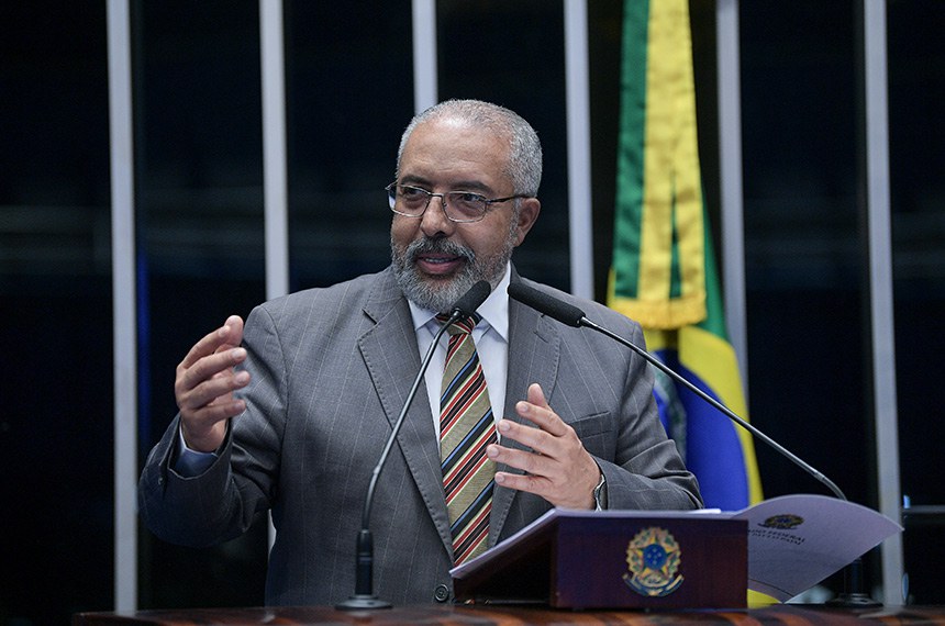À tribuna, em discurso, senador Paulo Paim (PT-RS). 