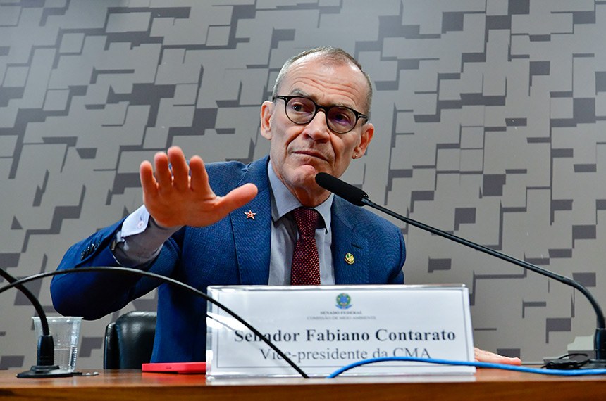 À mesa, em pronunciamento, vice-presidente da CMA, senador Fabiano Contarato (PT-ES).