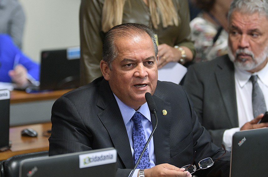 Em pronunciamento, à bancada, senador Eduardo Gomes (PL-TO).
