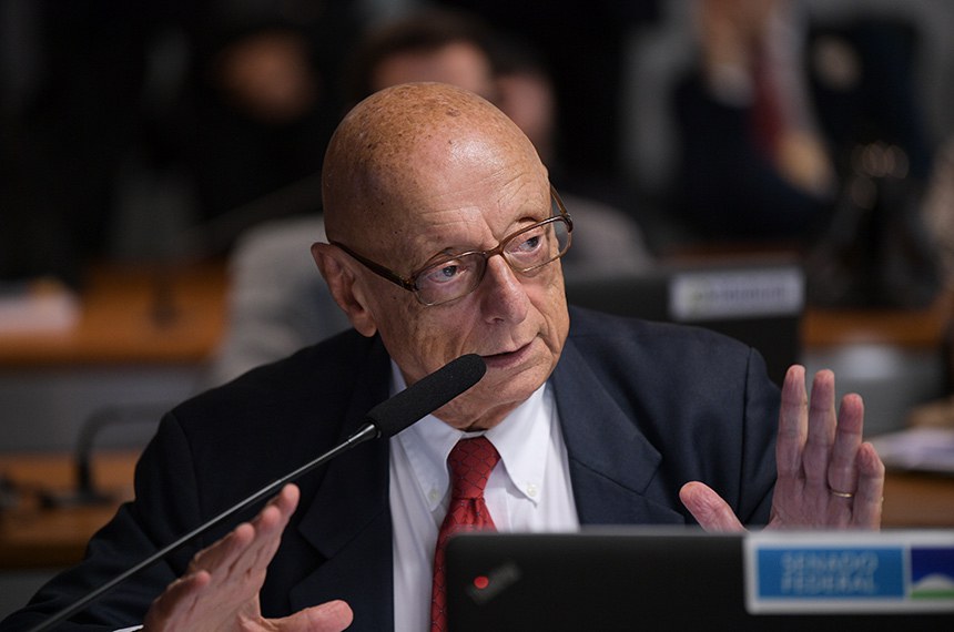 À bancada, em pronunciamento, senador Esperidião Amin (PP-SC).