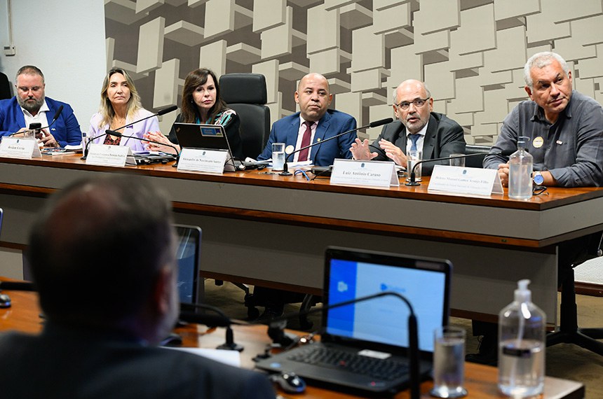 À bancada, senador Flávio Arns (PSB-PR).