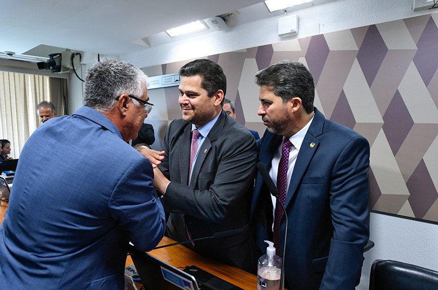Participam: 
senador Eduardo Girão (Novo-CE); 
presidente da CCJ, senador Davi Alcolumbre (União-AP); 
vice-presidente da CCJ, senador Marcos Rogério (PL-RO).