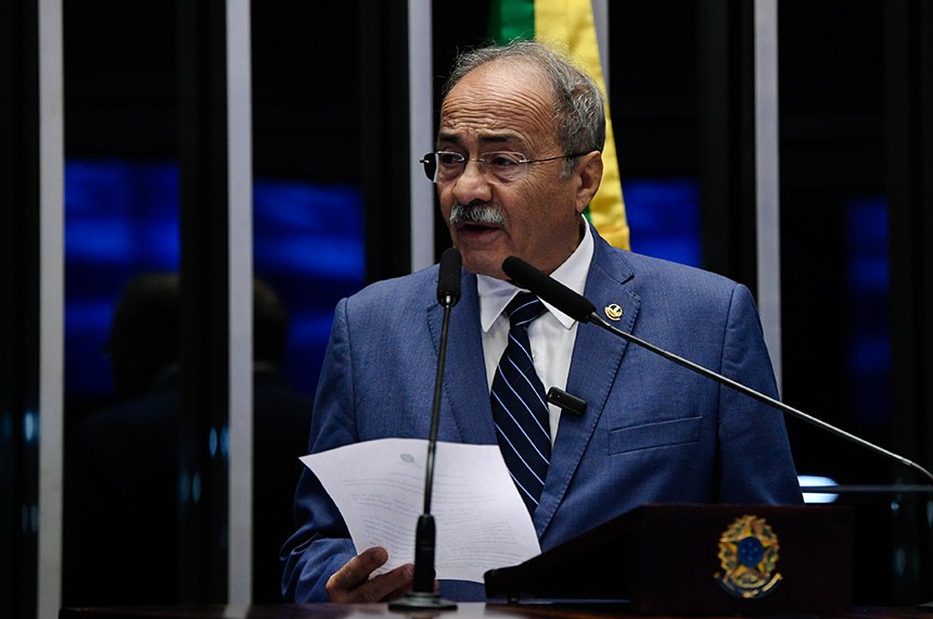 À tribuna, em discurso, senador Chico Rodrigues (PSB-RR). 