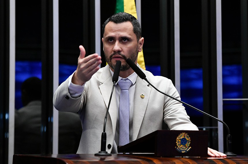 Em discurso, à bancada, senador Cleitinho (Republicanos-MG).