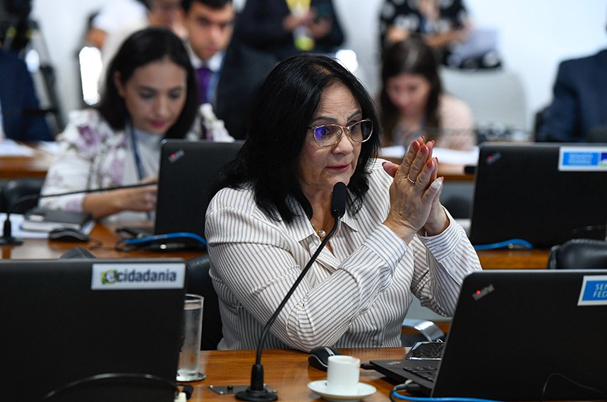 Em pronunciamento, à bancada, senadora Damares Alves (Republicanos-DF).