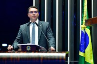 Flávio Bolsonaro pede fim de restrição a operações em comunidades no RJ