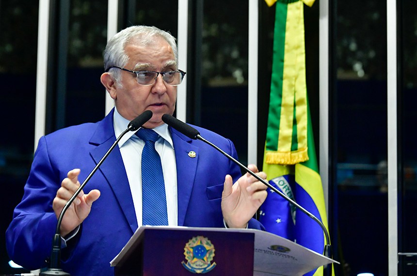 À tribuna, em discurso, senador Izalci Lucas (PL-DF). 