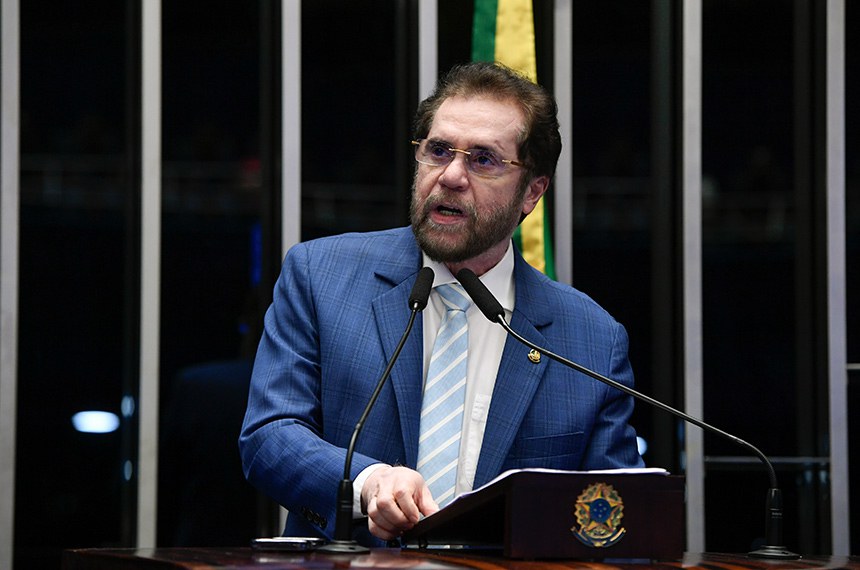 Em discurso, à tribuna, senador Plínio Valério (PSDB-AM).