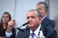 À mesa, em pronunciamento, relator da PEC 10/2023, senador Eduardo Gomes (PL-TO).