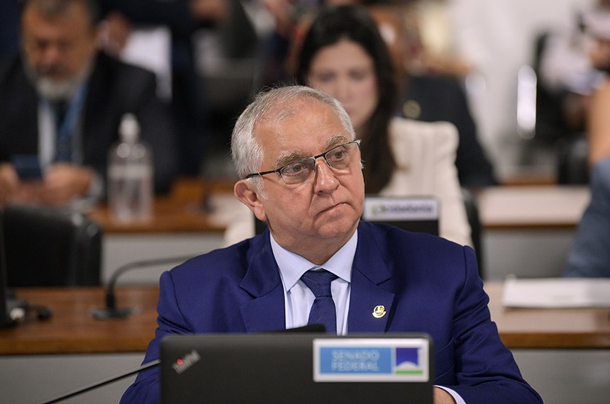 Em destaque, à bancada, senador Izalci Lucas (PL-DF).