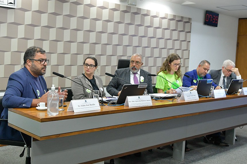 Mesa: 
presidente da Federação Nacional dos Farmacêuticos (Fenafar), Fábio José Basílio, em pronunciamento;
coordenadora-geral de Normatização e Registros do Departamento de Segurança e Saúde no Trabalho do Ministério do Trabalho e Emprego (MTE), Aline Aparecida Roberto Amoras;
presidente eventual da CE, senador Paulo Paim (PT-RS);
coordenadora Nacional de Defesa do Meio Ambiente do Trabalho e da Promoção da Saúde do Trabalhador e da Trabalhadora do Ministério Público do Trabalho (Codemat/MPT), Cirlene Zimmermann;
presidente Sindicato dos Técnicos de Segurança do Trabalho do DF (Sintest-DF), Wilton Caroso de Araújo;
presidente da Associação Nacional da Medicina do Trabalho (Anamt), Francisco Cortes Fernandes.