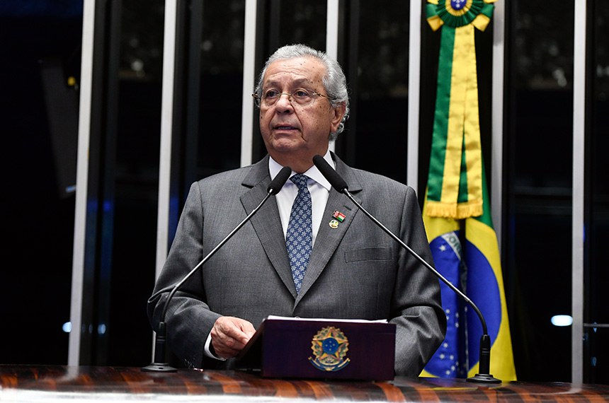 À tribuna, em discurso, senador Jayme Campos (União-MT).