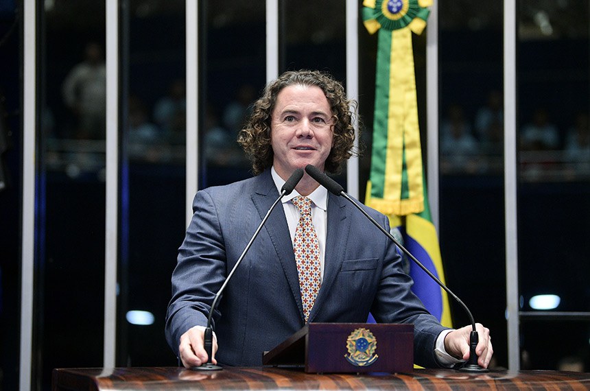 À bancada, em discurso, senador Veneziano Vital do Rêgo (MDB-PB).