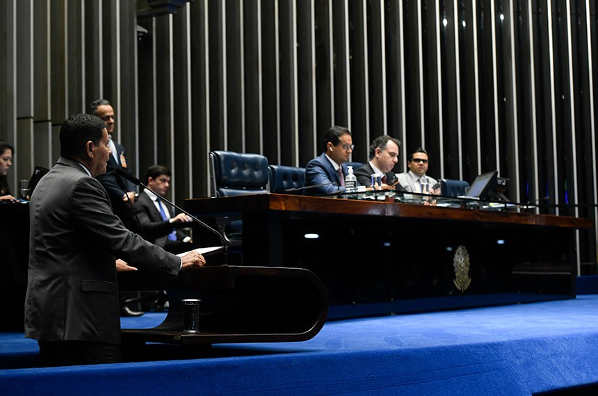 Em discurso, à tribuna, senador Hamilton Mourão (Republicanos-RS).