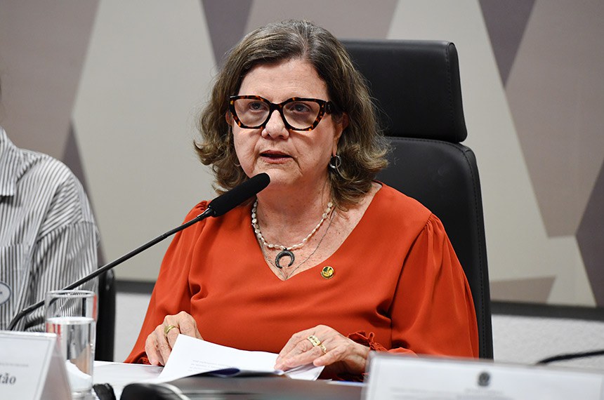 Em pronunciamento, à mesa, presidente da CTI200CONFEQ, senadora Teresa Leitão (PT-PE).