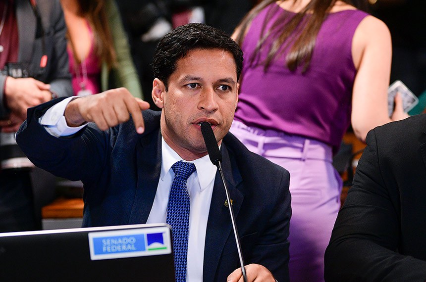 Em pronunciamento, à bancada, senador Rodrigo Cunha (União-AL).