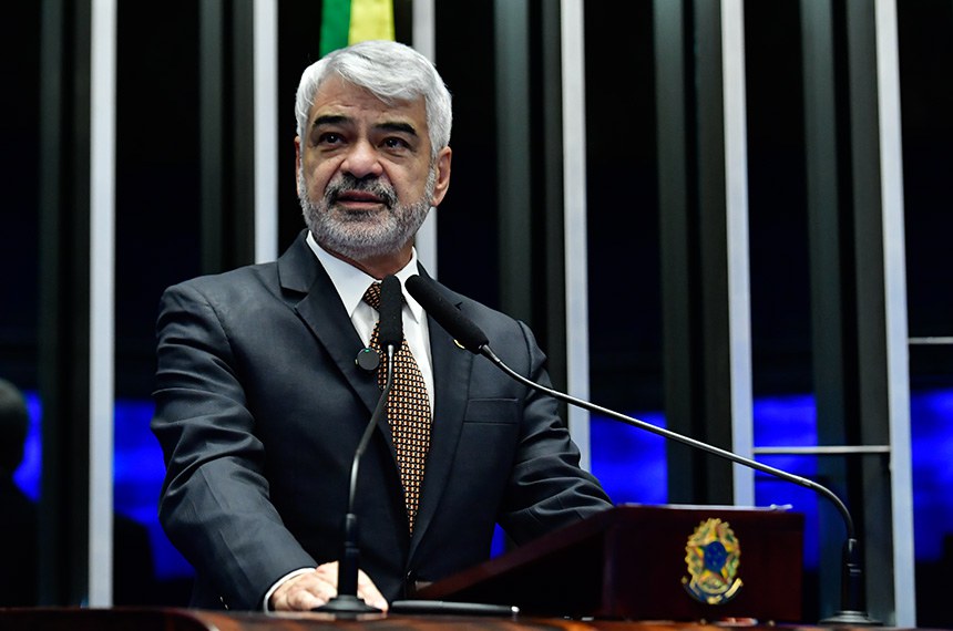 Em discurso, à tribuna,  senador Humberto Costa (PT-PE).