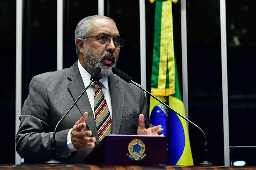 Em discurso, à tribuna, senador Paulo Paim (PT-RS).