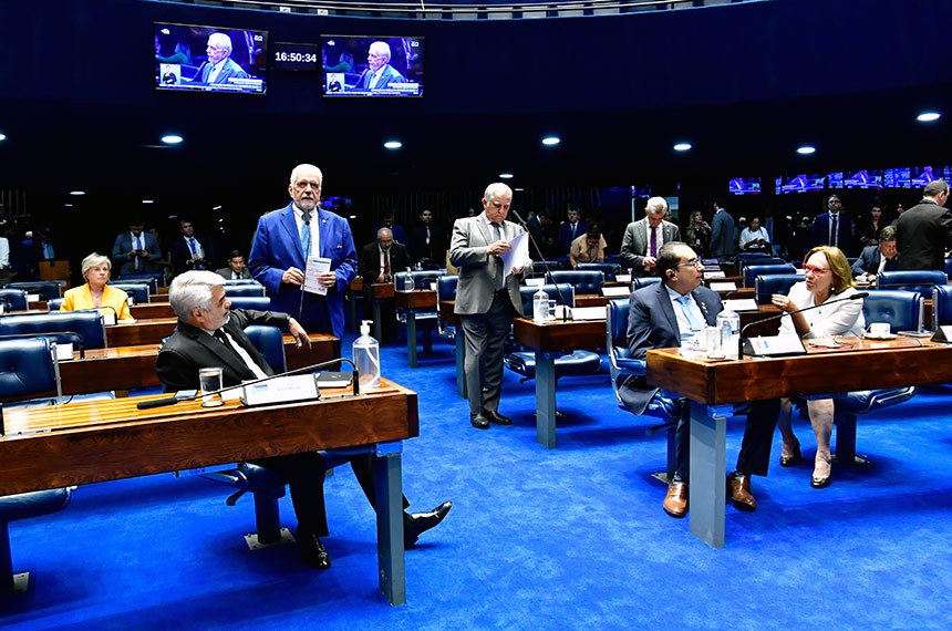 Em pronunciamento, à bancada, senador Jaques Wagner (PT-BA).