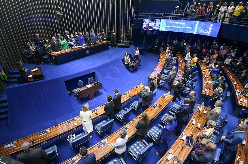 Mesa: 
deputada constituinte e ex-governadora do Distrito Federal, Maria de Lourdes Abadia;
senador pelo Distrito Federal no período de 1991 a 1997, Valmir Campelo Bezerra; 
senadora Damares Alves (Republicanos-DF);
requerente senador Izalci Lucas (PL-DF);
presidente e requerente desta sessão, senadora Leila Barros (PDT-DF);
secretário desta sessão;
procurador-geral de Justiça do Ministério Público do Distrito Federal e Terrirórios (MPDFT), Georges Carlos Fredderico Moreira Seigneur;
reitora da Universidade de Brasília (UnB), Márcia Abrahão Moura;
representante da família de Juscelino Kubitschek, bisneto do homenageado, André Otávio Kubitschek.