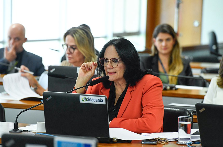 Em pronunciamento, à bancada, senadora Damares Alves (Republicanos-DF).