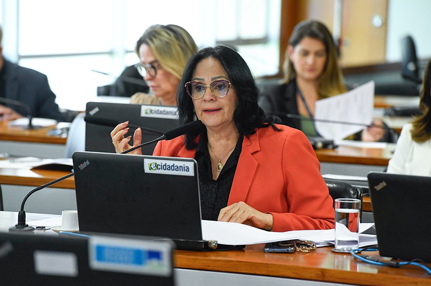 Em pronunciamento, à bancada, senadora Damares Alves (Republicanos-DF).