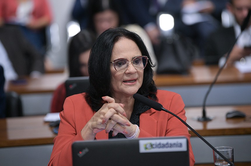 Em pronunciamento, à bancada, senadora Damares Alves (Republicanos-DF).