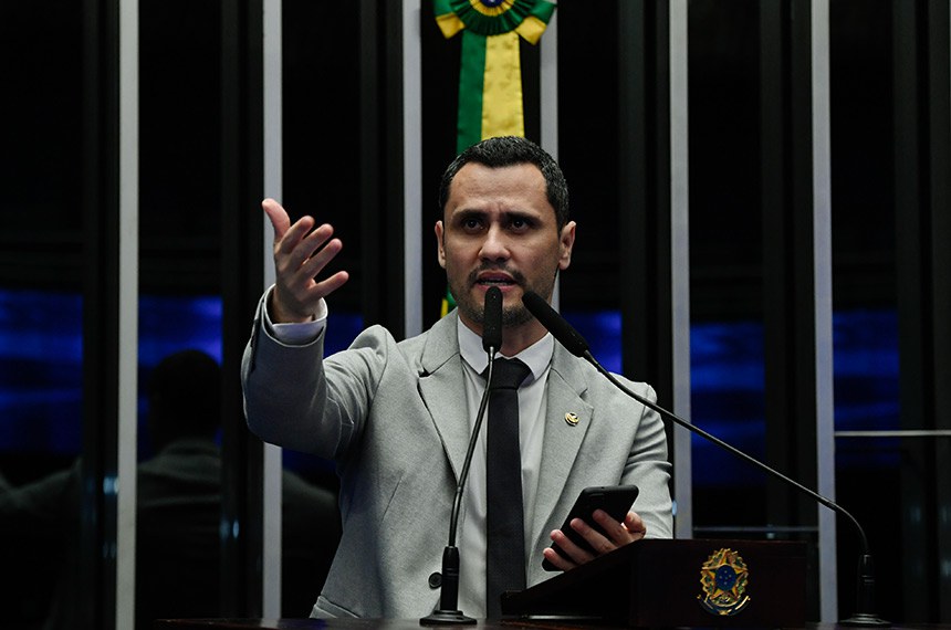 À tribuna, em discurso, senador Cleitinho (Republicanos-MG). 