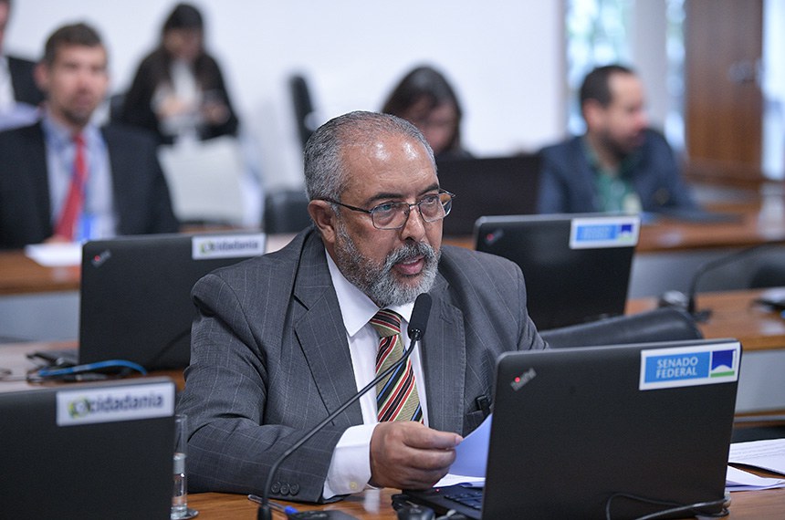 Em pronunciamento, à bancada, senador Paulo Paim (PT-RS).
