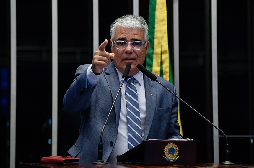À tribuna, em discurso, senador Eduardo Girão (Novo-CE). 