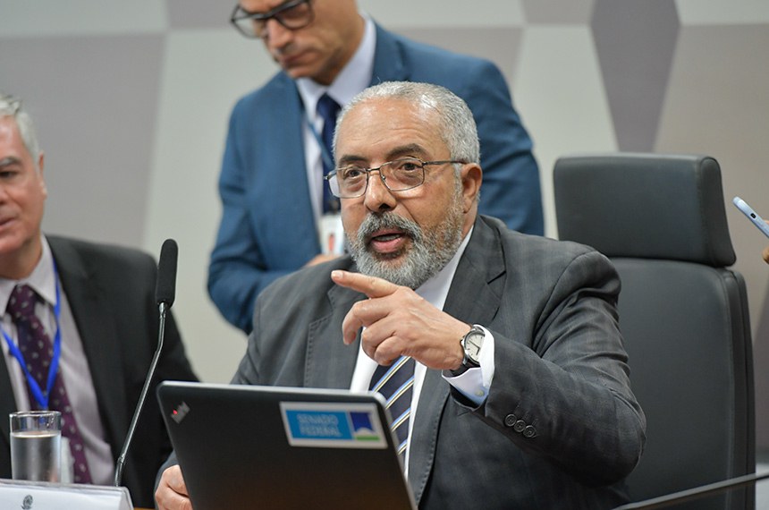 À mesa, presidente da CDH, senador Paulo Paim (PT-RS), conduz reunião.