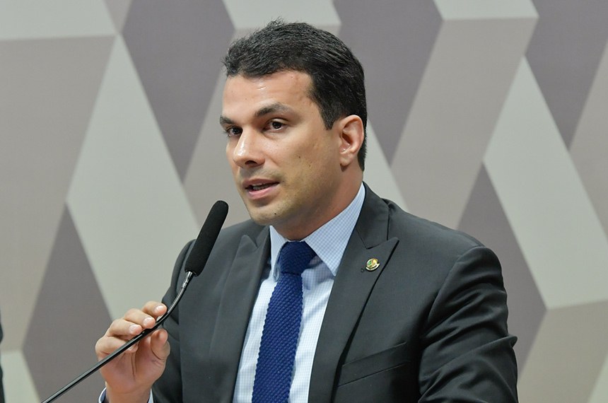 Mesa: 
presidente da CCJ, senador Davi Alcolumbre (União-AP).