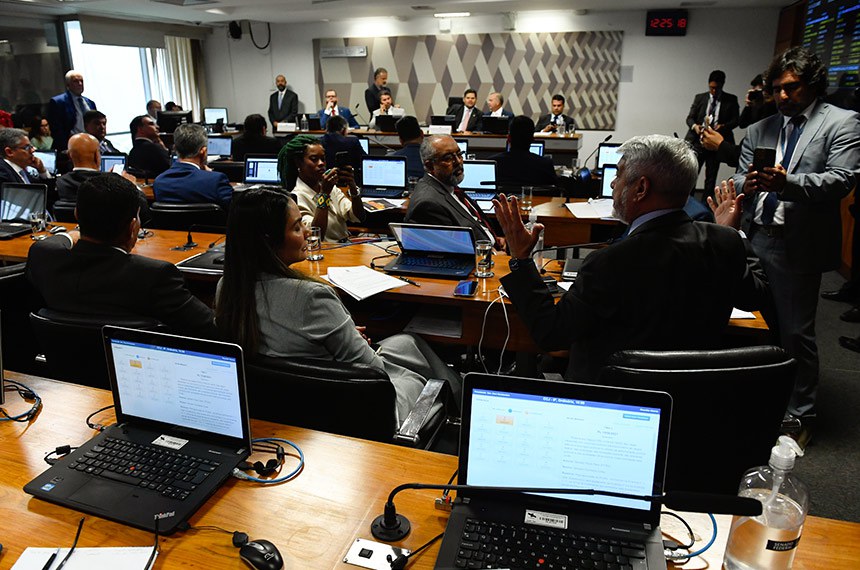 Em pronunciamento, à bancada, senador Paulo Paim (PT-RS).