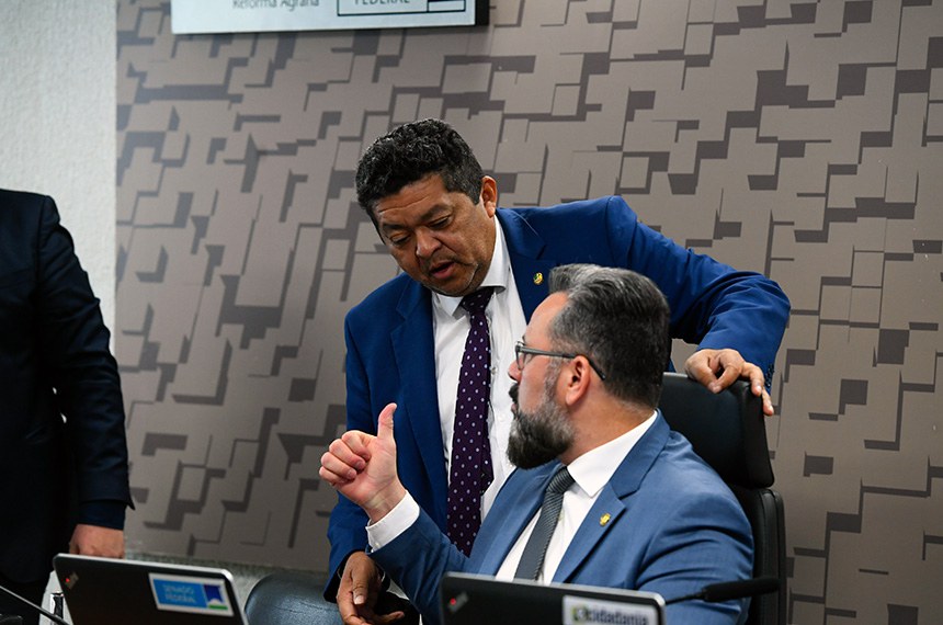 Mesa:
senador Beto Faro (PT-PA);
presidente da CRA, senador Alan Rick (União-AC) conduz reunião.