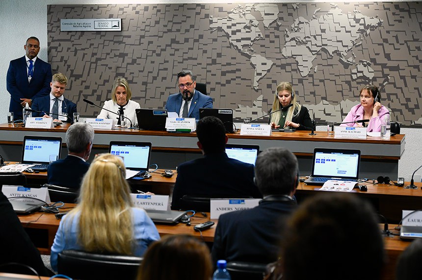 Mesa: 
vice-chefe da Embaixada da Finlândia no Brasil, Ahti Törrönen;
embaixadora da Finlândia no Brasil, Johanna Karanko;
presidente da CRA, senador Alan Rick (União-AC).
presidente da Comissão, Jenna Simula (Partido Finlandês);
vice-presidente da Comissão, Anne Kalmari (Partido Central).