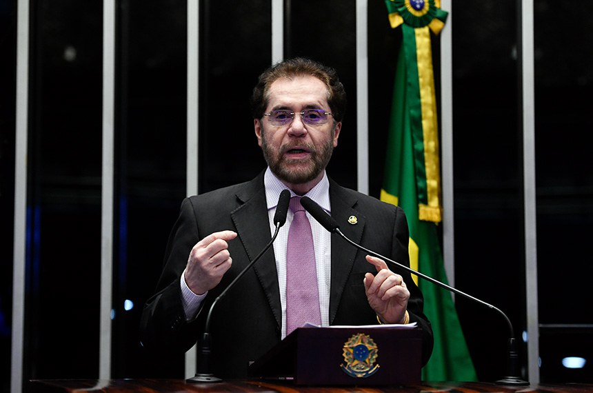 Em discurso, à tribuna, senador Plínio Valério (PSDB-AM).