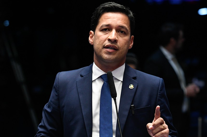 Em pronunciamento, à bancada, senador Rodrigo Cunha (Podemos-AL).