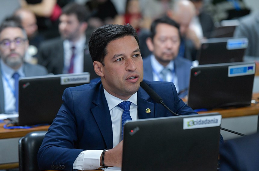 Em pronunciamento, à bancada,  senador Rodrigo Cunha (Podemos-AL).