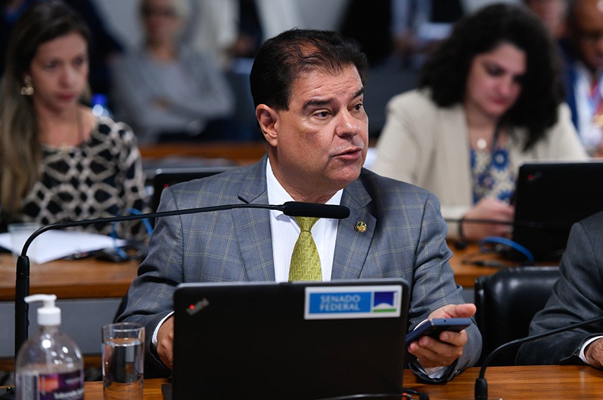 Em pronunciamento, à bancada, senador Nelsinho Trad (PSD-MS).