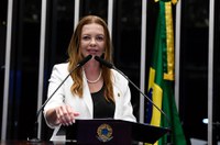 Janaína Farias destaca programas sociais e a diminuição da pobreza no Brasil