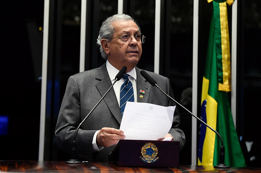 À tribuna, em discurso, senador Jayme Campos (União-MT). 