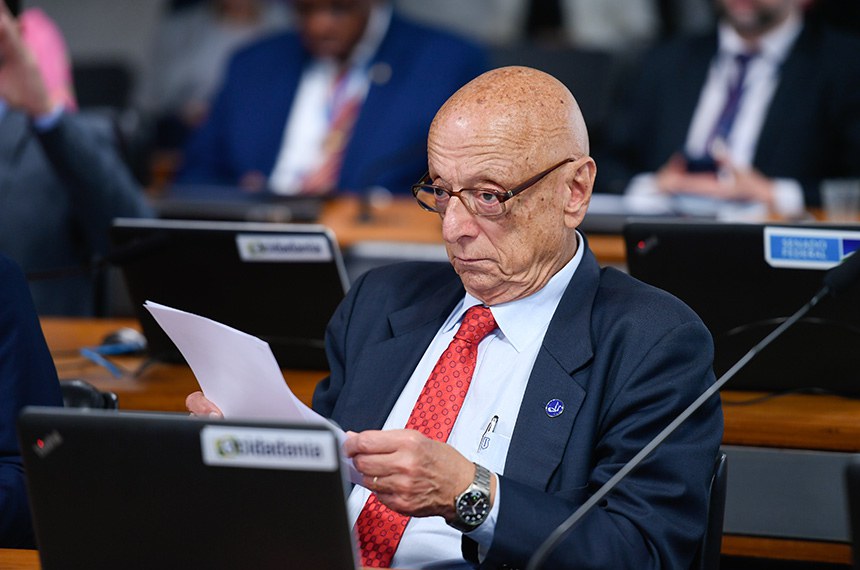 Em pronunciamento, à bancada, senador Esperidião Amin (PP-SC).