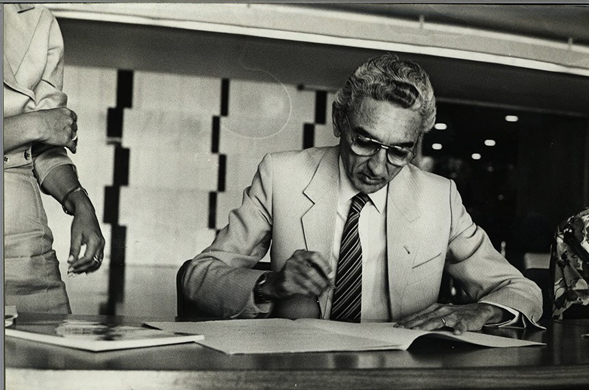Senador constituinte, Lobão assinou a Constituição de 1988 no Salão Negro do Congresso Nacional - Foto: Arquivo/Senado Federal