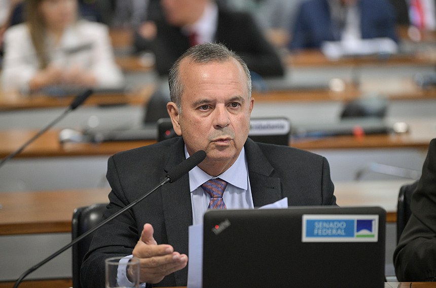 Em pronunciamento, à bancada, senador Rogerio Marinho (PL-RN).