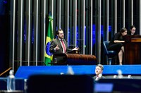 À tribuna, em discurso, senador Plínio Valério (PSDB-AM). 