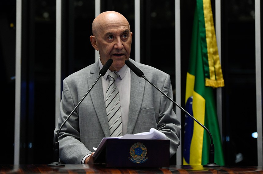 Em discurso, à tribuna, senador Confúcio Moura (MDB-RO).