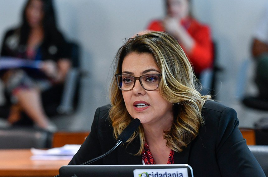 Em pronunciamento, à bancada, senadora Leila Barros (PDT-DF).